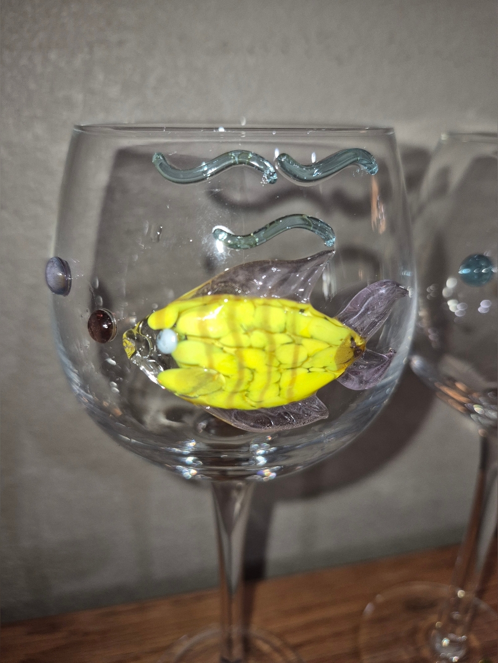 Set Of 2 Home Essentials Wine Glasses , 3D Fish, Vibrant Colors - Picture 3 of 4